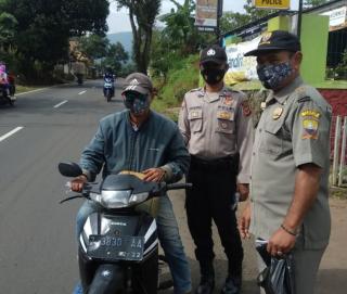 Polsek Cisitu Gelar OPS Yustisi Dalam Rangka Penegakan Disiplin Prokes Covid-19 dan Pembagian Masker Gratis